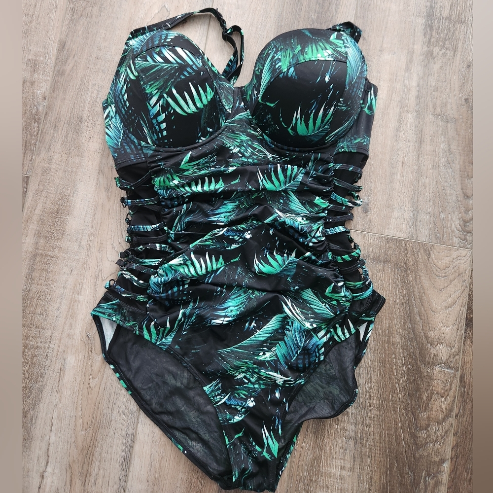 EUC TORRID One piece swimsuit Size 2 DD/F cup